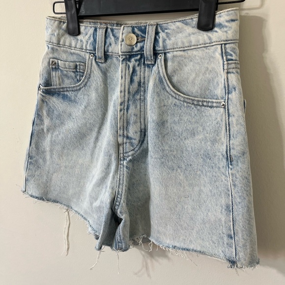 ZARA Acid Light Wash Super High Rise Distressed Hem Denim Shorts Size 0 - Picture 3 of 11